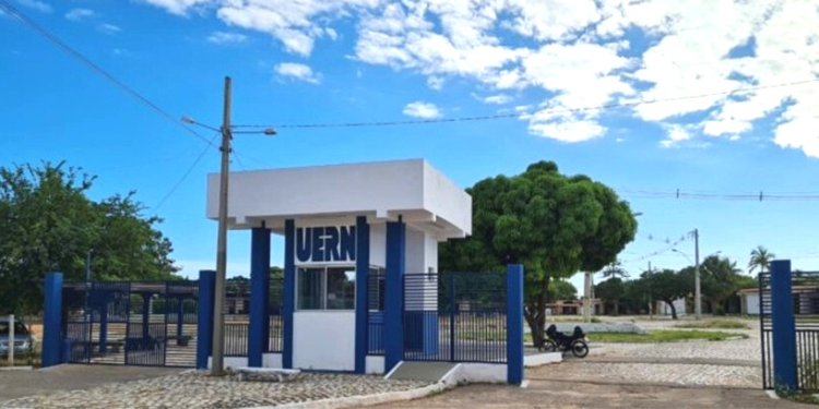 Uern anuncia reajuste de 75% em bolsas de estágio a partir de janeiro