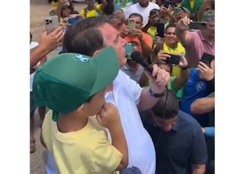 No RN, Bolsonaro é recebido por apoiadores em aeroporto