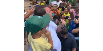 No RN, Bolsonaro é recebido por apoiadores em aeroporto