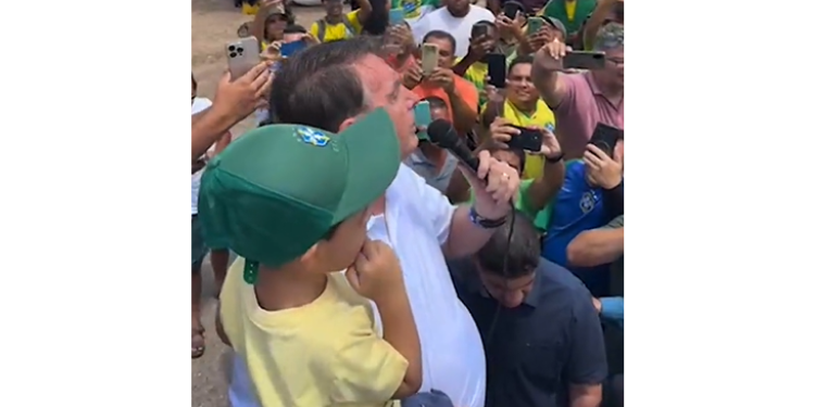 No RN, Bolsonaro é recebido por apoiadores em aeroporto