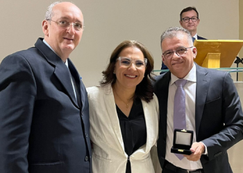 Diretora da APAMIM recebe Comenda Amigo da Medicina