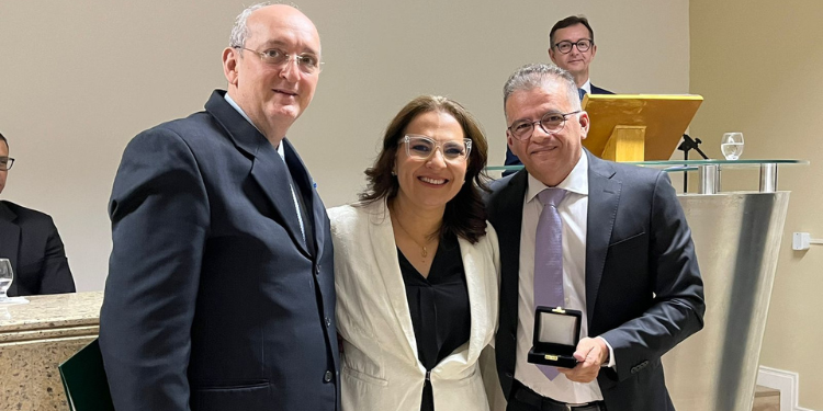 Diretora da APAMIM recebe Comenda Amigo da Medicina