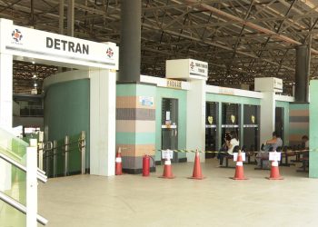 Servidores do Detran realizam parada de advertência