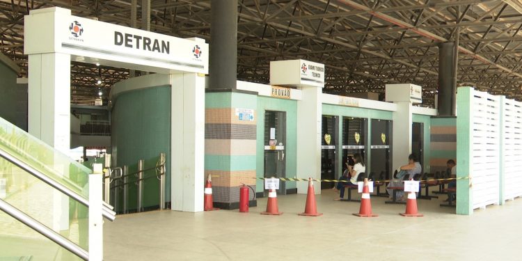Servidores do Detran realizam parada de advertência