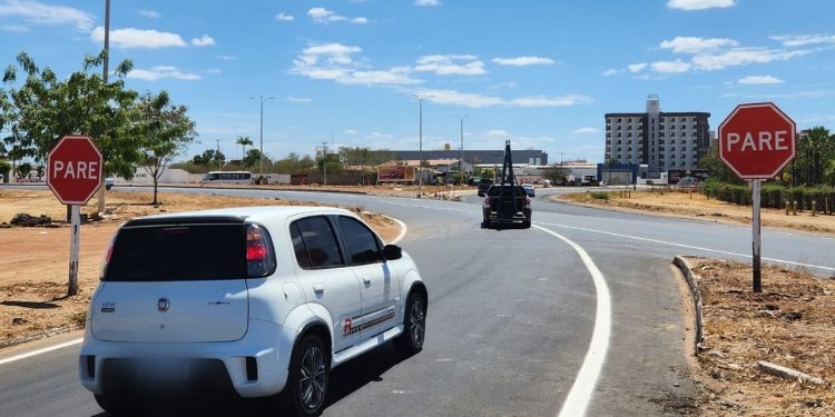 Motoristas reclamam de sinalização na rotatória do Thermas em Mossoró; veja vídeo