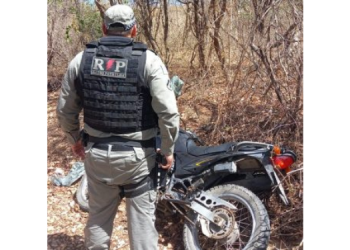 Polícia encontra moto que pode ter sido usada em tentativa de latrocínio no Vingt Rosado   