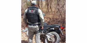 Polícia encontra moto que pode ter sido usada em tentativa de latrocínio no Vingt Rosado