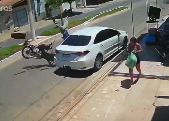 Em Baraúna motociclista perde controle e bate em carro; veja vídeo