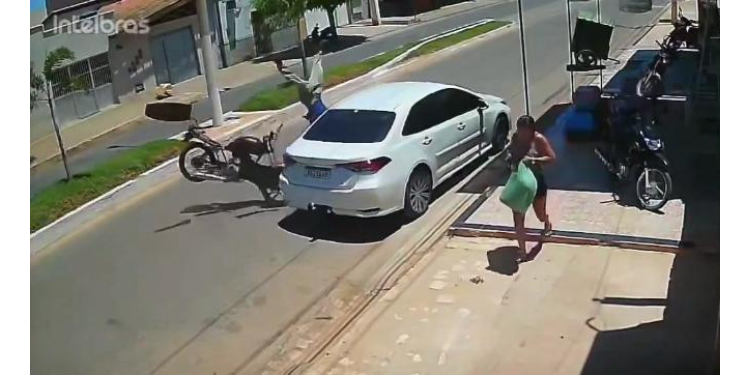 Em Baraúna motociclista perde controle e bate em carro; veja vídeo