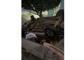 Caminhonete bate em cinco veículos e capota em Caicó; veja vídeo