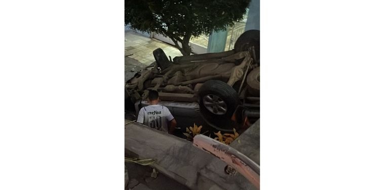 Caminhonete bate em cinco veículos e capota em Caicó; veja vídeo