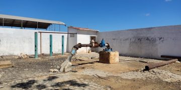 Cano do Poço 14 da Caern estoura e causa revolta no Bairro Santo Antônio