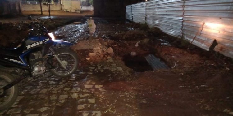 Quebra de tubulação causada por escavação em supermercado prejudica abastecimento de água em Mossoró