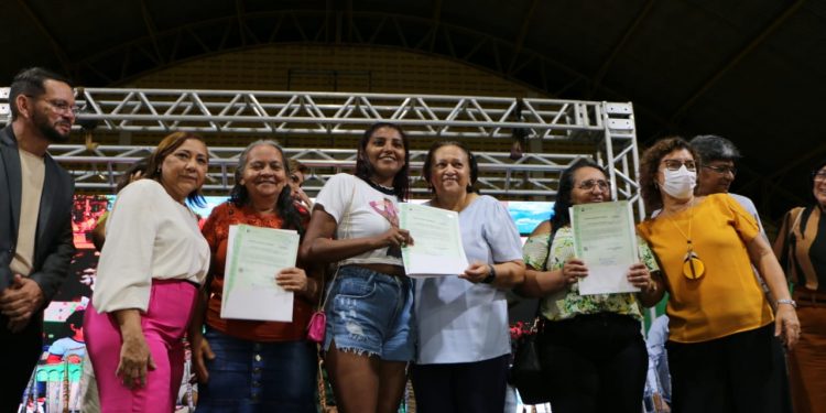 144 títulos de regularização fundiária são entregues a agricultores de Baraúna