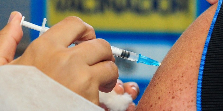 Com aumento de casos, idosos e pacientes imunossuprimidos precisam tomar outra dose da vacina contra a Covid-19