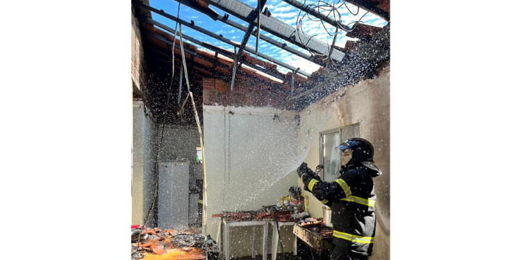 Casa pega fogo durante troca de botijão de gás