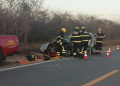 Homem morre em colisão de carro e caminhão na BR-405