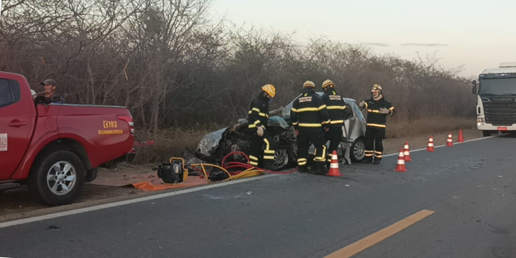 Homem morre em colisão de carro e caminhão na BR-405