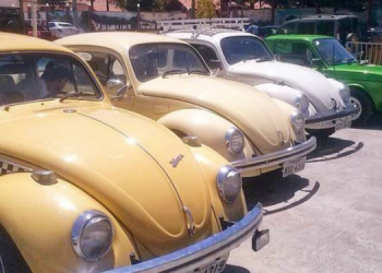 Carros antigos desfilam na Festa de Santa Luzia