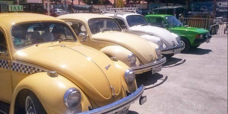 Carros antigos desfilam na Festa de Santa Luzia