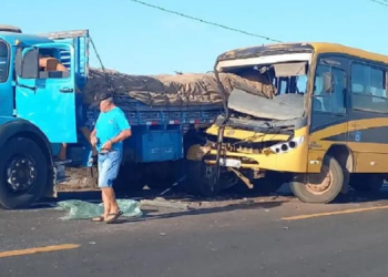 Ônibus escolar tem frente destruída em acidente com caminhão em Areia Branca