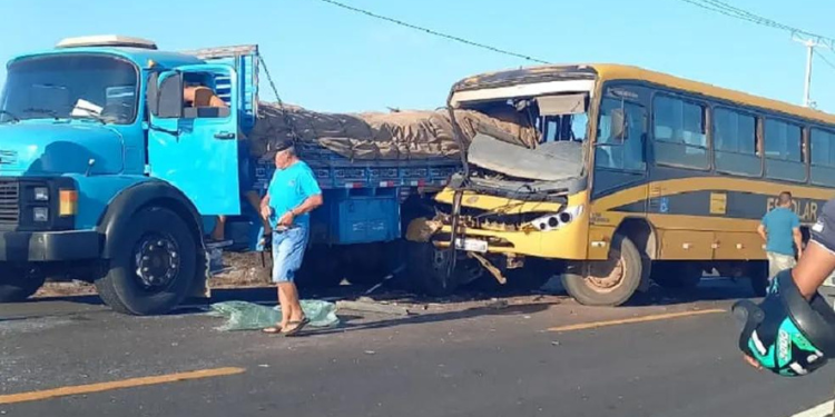 Ônibus escolar tem frente destruída em acidente com caminhão em Areia Branca
