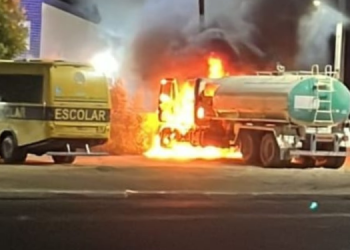Um caminhão-pipa e um ônibus são incendiados em Felipe Guerra
