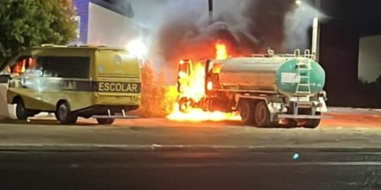 Um caminhão-pipa e um ônibus são incendiados em Felipe Guerra