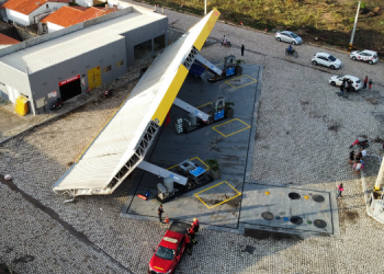 Chuva com rajadas de vento derruba teto de posto de gasolina; veja vídeo