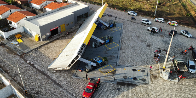 Chuva com rajadas de vento derruba teto de posto de gasolina; veja vídeo