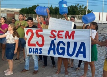 Moradores do Conjunto Parque Universitário realizam protesto contra a Caern