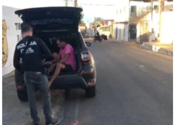 Polícia prende homem com mandado de prisão por roubo e tráfico em Tibau