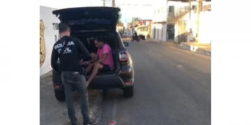 Polícia prende homem com mandado de prisão por roubo e tráfico em Tibau