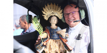 Imagem de Santa Luzia sobrevoa Mossoró na Revoada da Luz