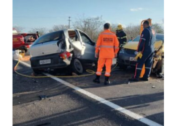 Motorista fica preso às ferragens após colisão entre quatro veículos na BR-304