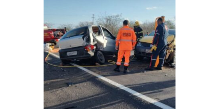 Motorista fica preso às ferragens após colisão entre quatro veículos na BR-304 