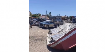 Cobertura de posto desaba durante ventania em Jucurutu