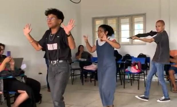 Uern realiza desfile de moda para falar sobre a história do cinema