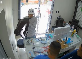 Vídeo: criminosos rendem dono e realizam arrastão em loja de celulares