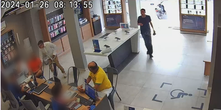 Vídeo: criminosos armados assaltam loja de celulares em Caicó
