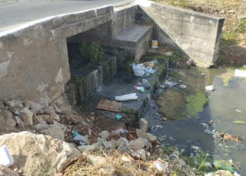 Canal de esgoto com lixo a céu aberto tira sossego de moradores no Bairro Vingt Rosado em Mossoró