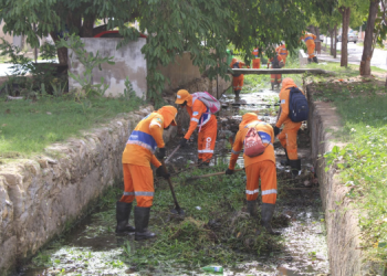 Canal de esgoto do Bairro Vingt Rosado em Mossoró passa por limpeza após denúncia