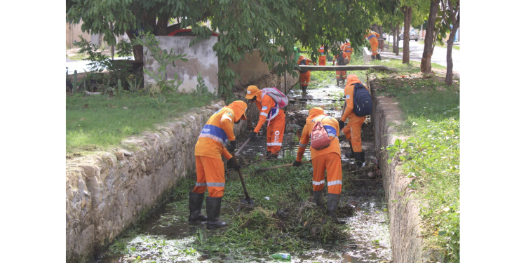 Canal de esgoto do Bairro Vingt Rosado em Mossoró passa por limpeza após denúncia 