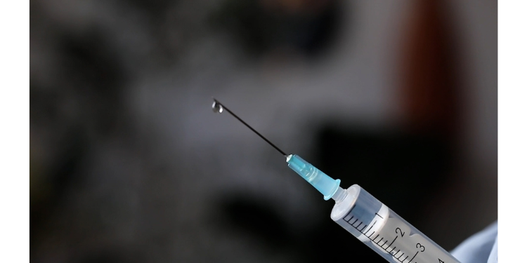 Vacinação contra dengue começa em fevereiro e prioriza pessoas de 6 a 16 anos 