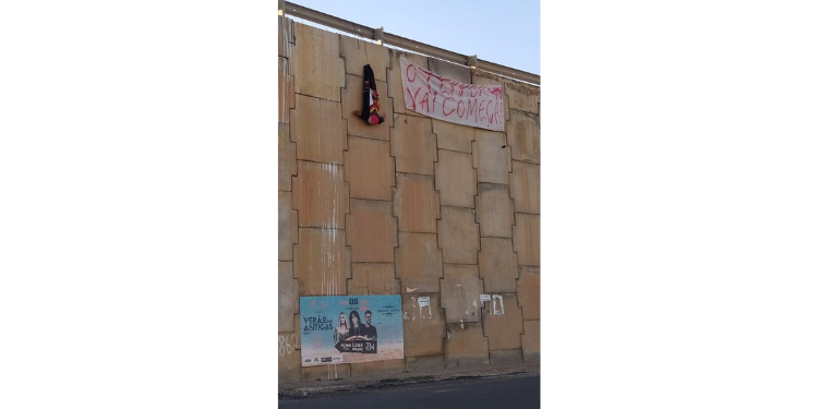 Polícia retira boneco e faixa de torcida organizada em viaduto de Mossoró
