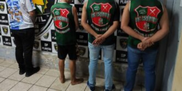 Quatro torcedores do Baraúnas são detidos com material proibido