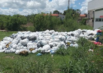 Médico denuncia acúmulo de lixo hospitalar no Tarcísio Maia; veja vídeo