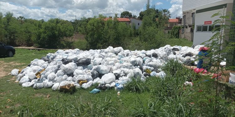 Médico denuncia acúmulo de lixo hospitalar no Tarcísio Maia; veja vídeo