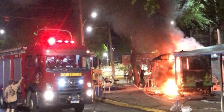 Proprietário de trailer destruído por incêndio faz vaquinha solidária em Mossoró