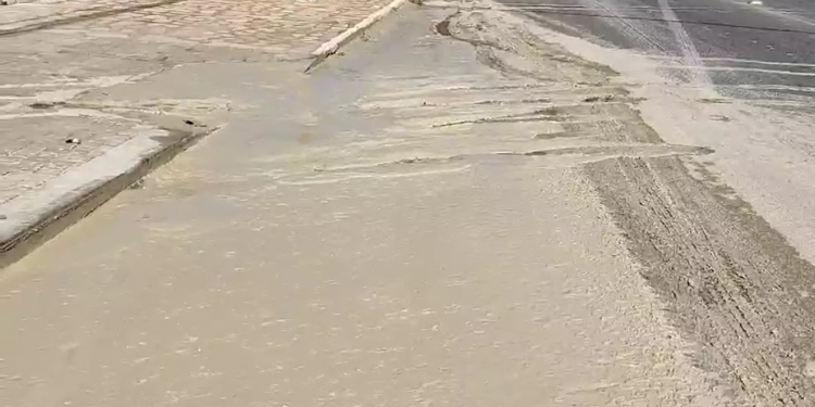 Lama de perfuração de poço causa transtornos para moradores do Nova Betânia em Mossoró